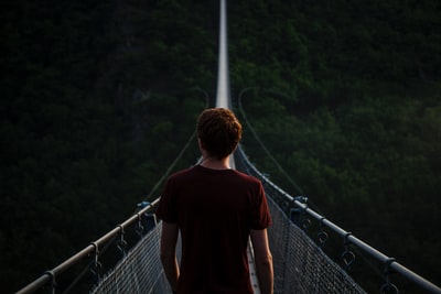 一个人独自站在吊桥上